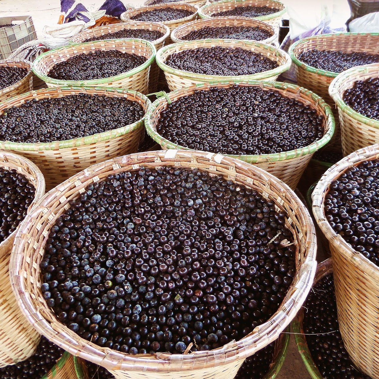 2560px-Paneiros_com_açaí_no_porto_de_Igarapé-Miri