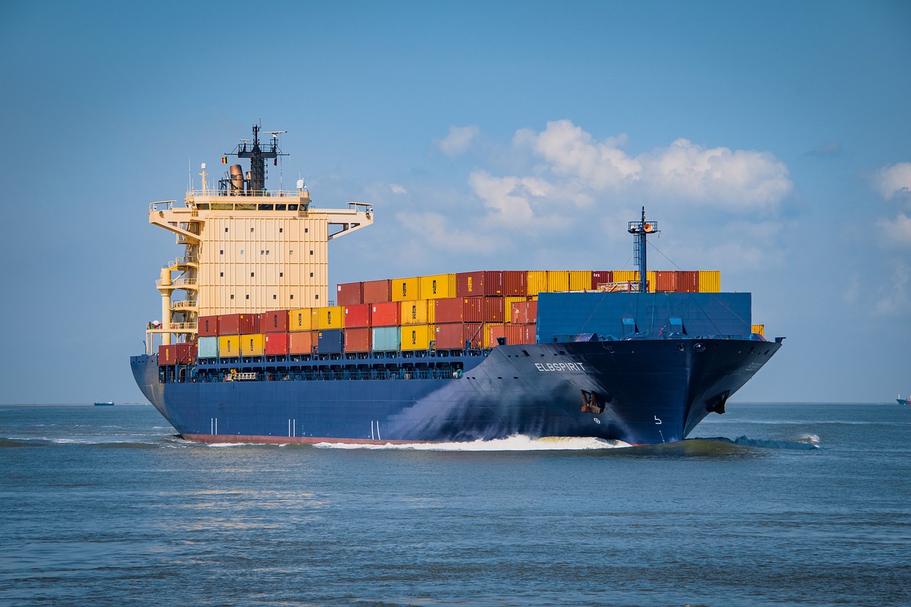 container-ship-g327799f61_1280